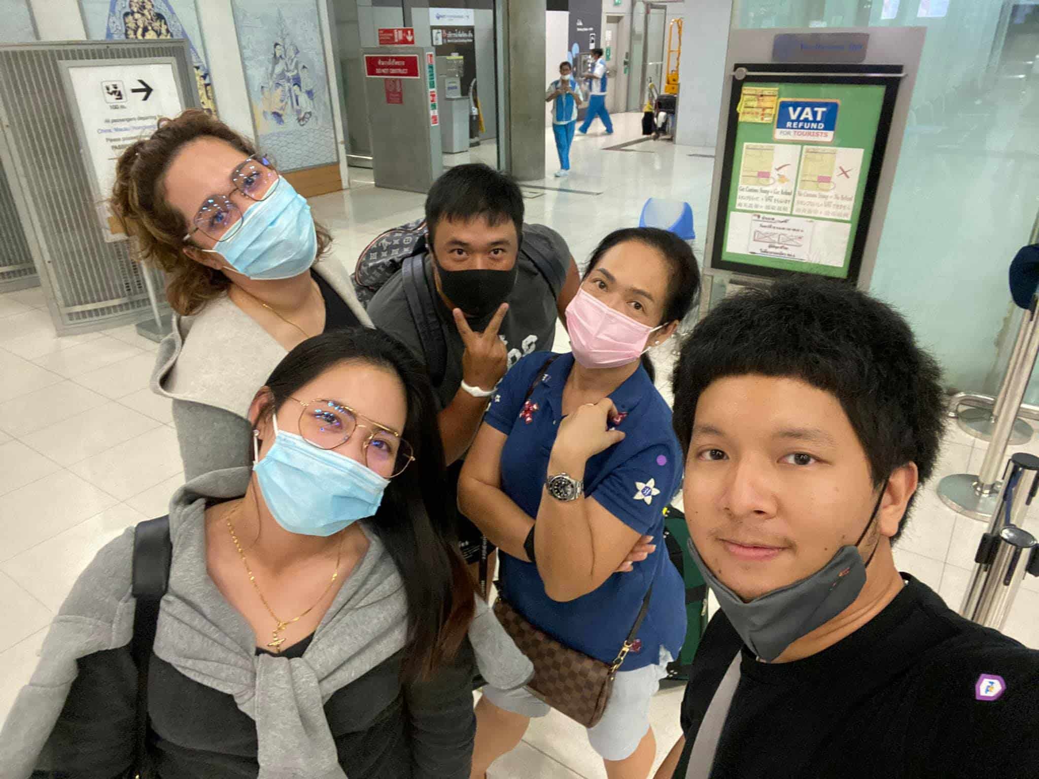 Jutanugarn sisters and friends at the Bangkokairport